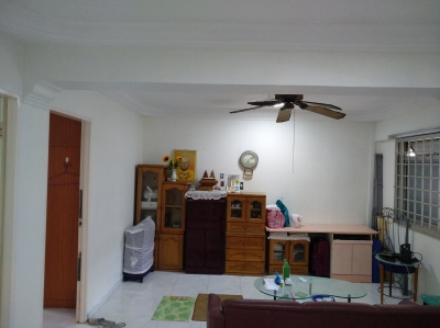 Owner Ad：One lady to share HDB Common Bed room 