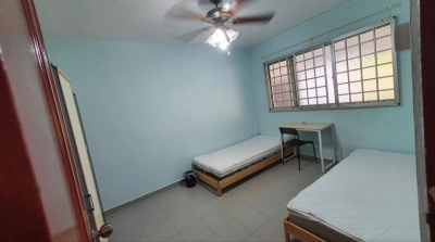 Common room with own bathroom near MRT (Short term available)