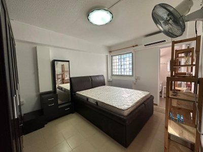 Tampines Master room - couple/ 2 females