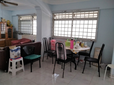 Owner Ad:အမျိုးသမီးတစ်ဦး to share HDB Master room 