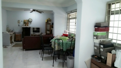 Owner Ad:အမျိုးသမီးတစ်ဦး to share HDB Master room 